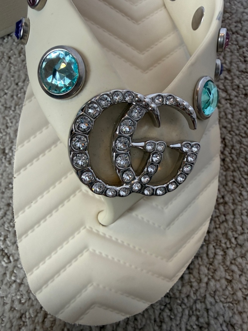 Gucci Pascar Cream Jeweled Thong Sandals with Multicolored Gems - Picture 7 of 11
